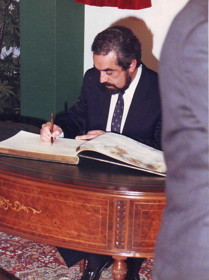 El alcalde Tomás Rodríguez Bolaños firma en el libro de honor.