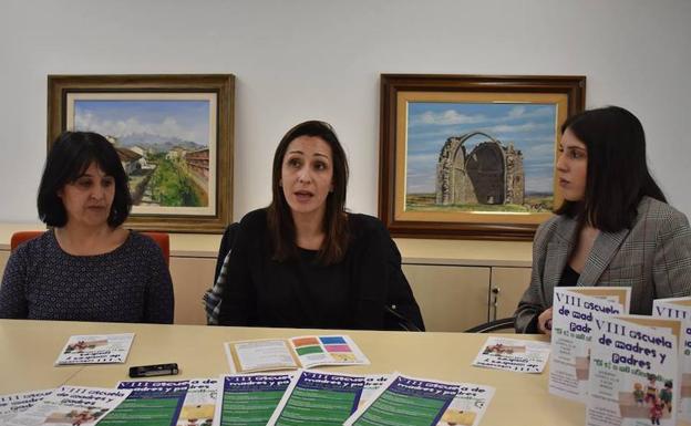 La concejala de Educación, en el centro, junto a las técnicos de Guijuelo Joven. 