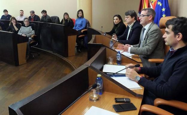 Jaime Pérez, derecha, durante la asamblea de Alimentos de Segovia.