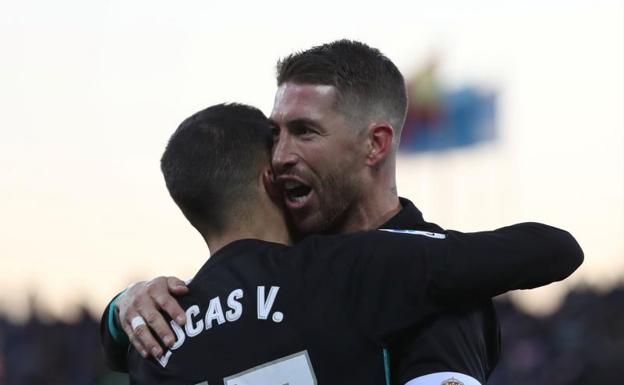 Sergio Ramos se abraza a Lucas Vázquez tras su gol. 