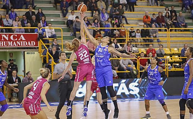 Erika de Souza y Julia Forster saltan a por el balón inicial en el encuentro disputado en la primera vuelta en Salamanca. 