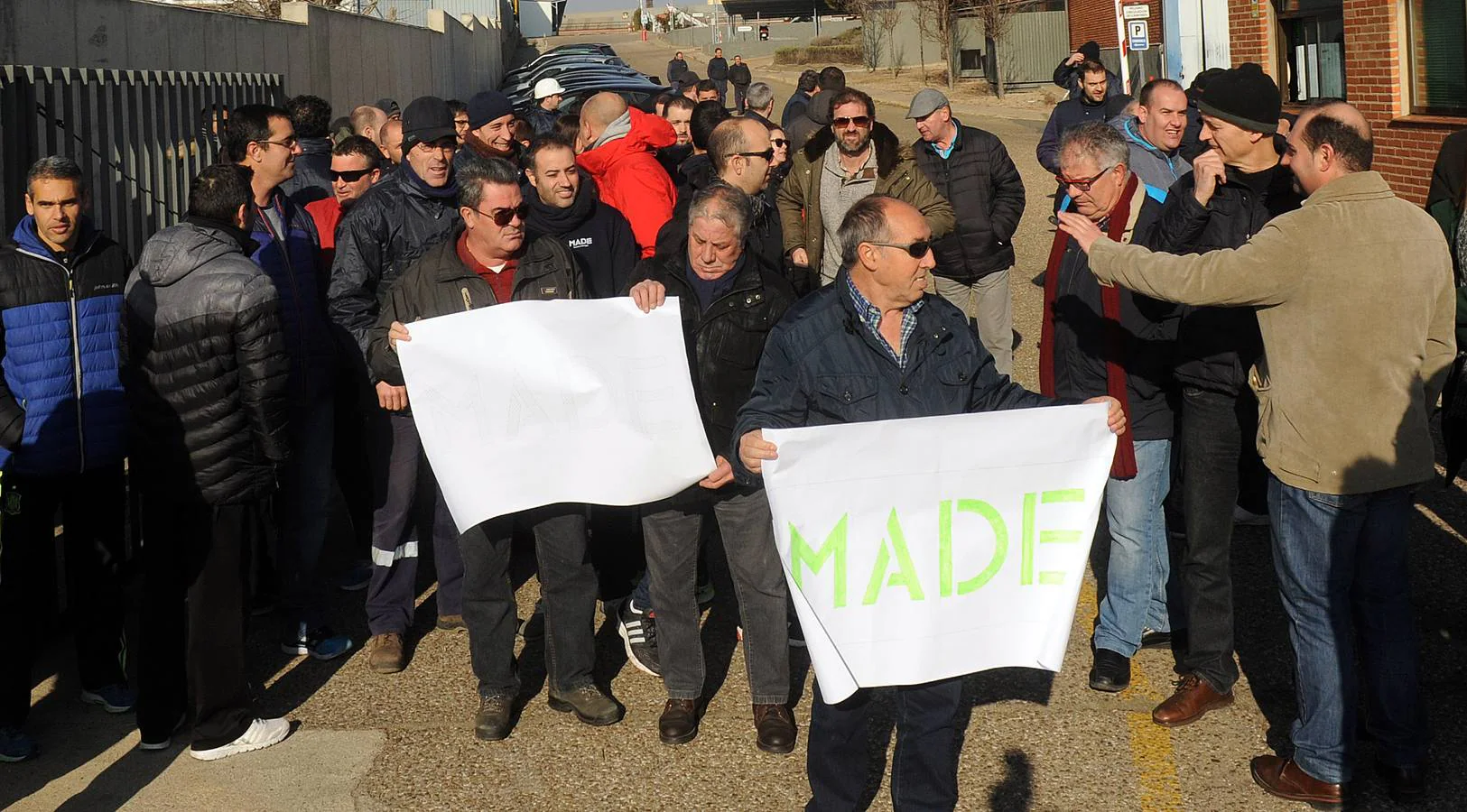 Fotos: Concentración de trabajadores a las puertas de Isowat Made