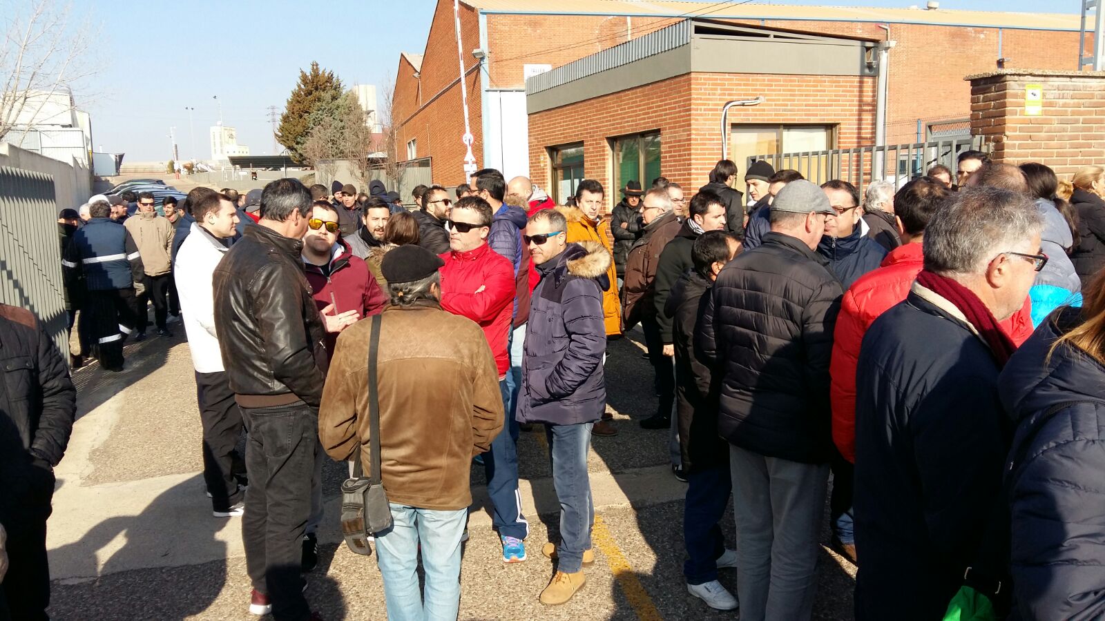 Fotos: Concentración de trabajadores a las puertas de Isowat Made