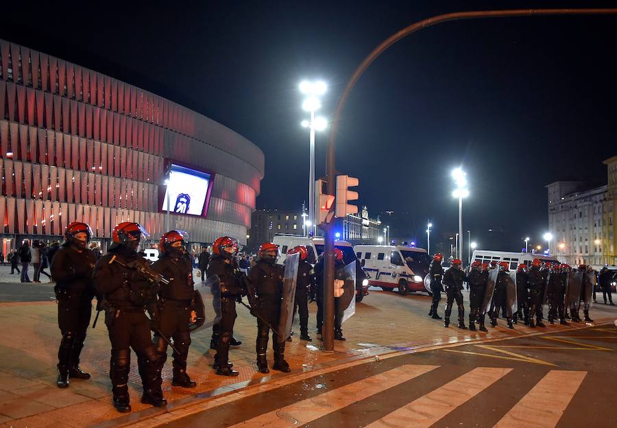 Un ertzaina ha fallecido tras los altercados previos al partido correspondiente a la vuelta de dieciseisavos de la Liga Europa entre el Athletic y el Spartak. Cinco personas, al menos tres de ellas ultras del conjunto ruso, han sido detenidas por los incidentes, en los que se han lanzado bengalas y diversos objetos.