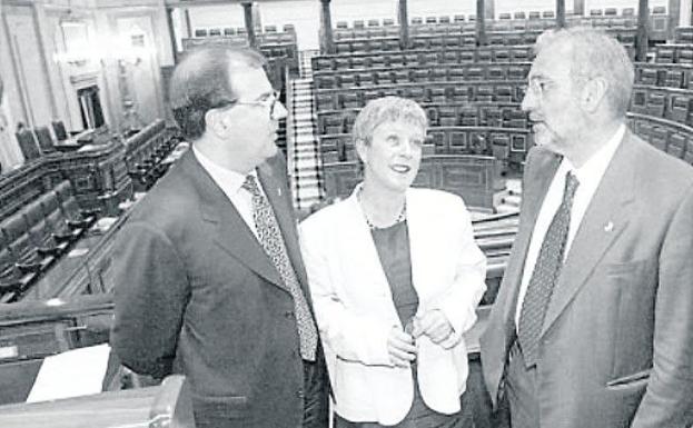 Juan Vicente Herrera, Elena Pérez y Jaime González, en junio de 1998, antes de protagonizar la defensa de la reforma en el Congreso.