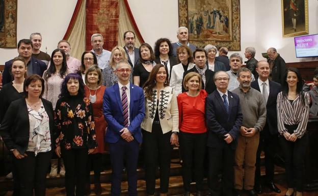 Foto de familia con algunos de los homenjeados.