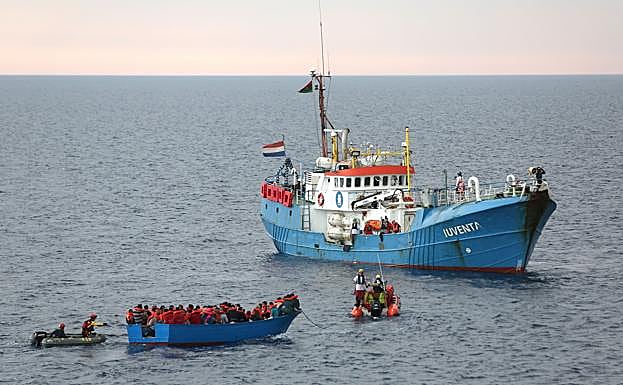 Rescate de una patera en aguas del Mediterráneo.