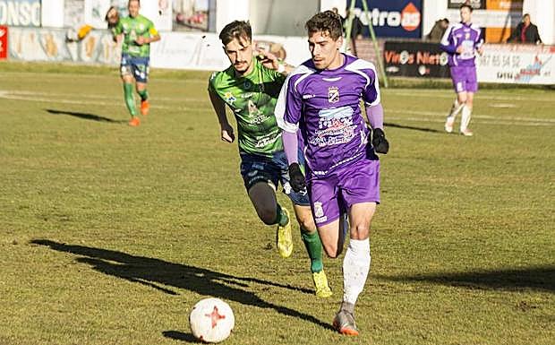Benito conduce el balón ante un rival del Astorga.