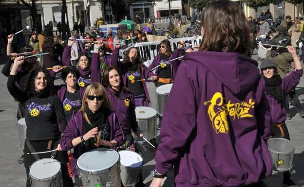 Las percusionistas de El bloco feroz, al inicio del pasacalles en Portugalete. 