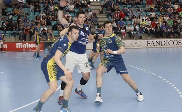 Abel Serdio, entre dos defensores gallegos. 