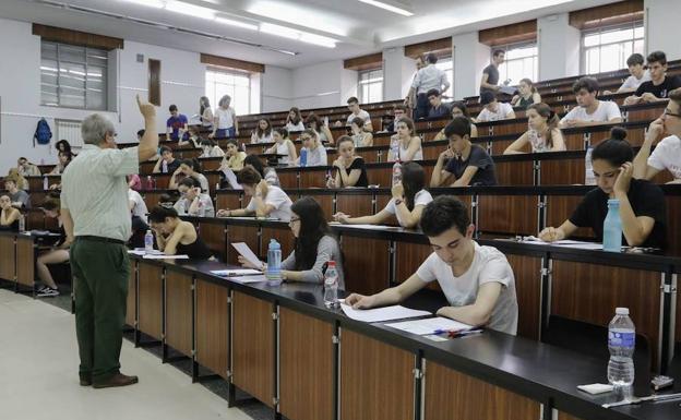 Los alumnos escuchan las indicaciones de un profesor instantes antes de iniciar las pruebas de la EBAU en una facultad de la capital salmantina. 