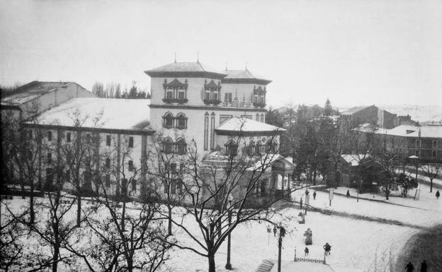 Imagen principal - Tres imágenes de la colección, desde el balcón familiar de la Casa Mantilla. 