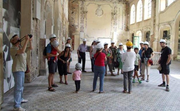 Una visita guiada antes de la rehabilitación del vestíbulo. 