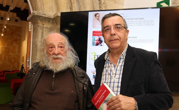 José María Sánchez (derecha) junto al conductor del acto de presentación, Andrés Sorel. 