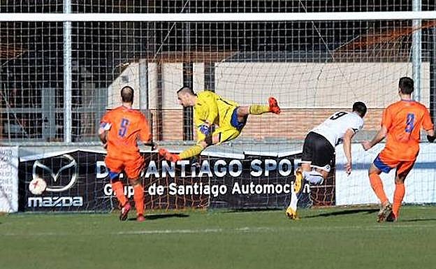 Instante en el que Murci logra uno de sus goles ante el Burgos Promesas. 