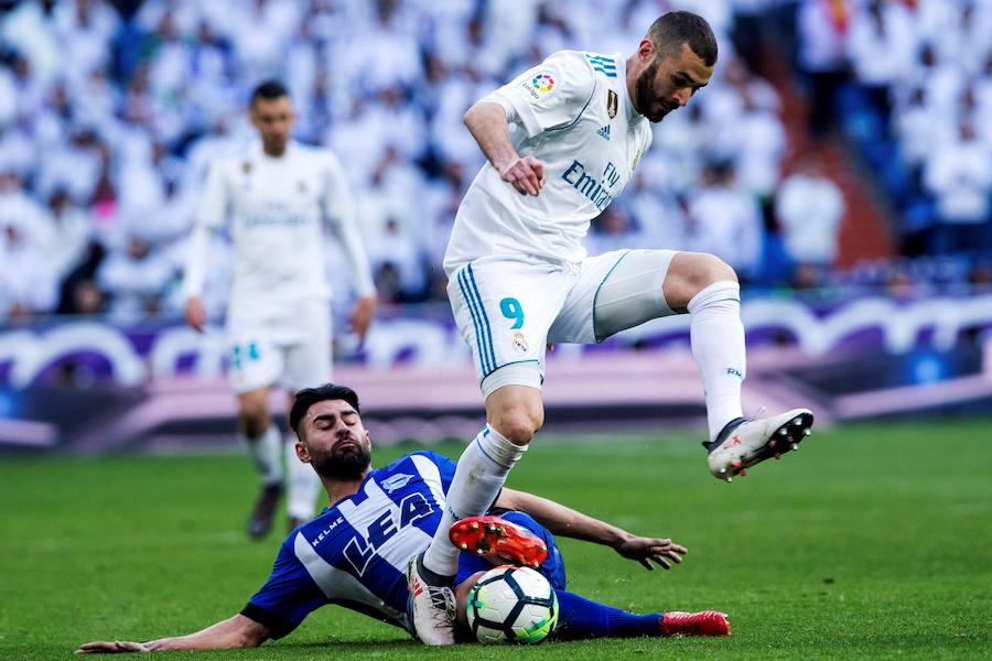 El conjunto de Zinedine Zidane logró su cuarta victoria consecutiva en Liga tras imponerse al cuadro babazorro con un doblete de Cristiano Ronaldo y tantos de Bale y Benzema, este último de penalti. 