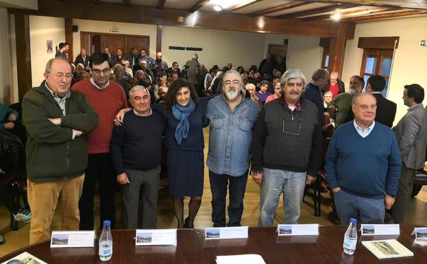 Los seis ponentes junto a Joaquín Berrocal, promotor de la celebración del foro en San Esteban de la Sierra junto con el Ayuntamiento. 