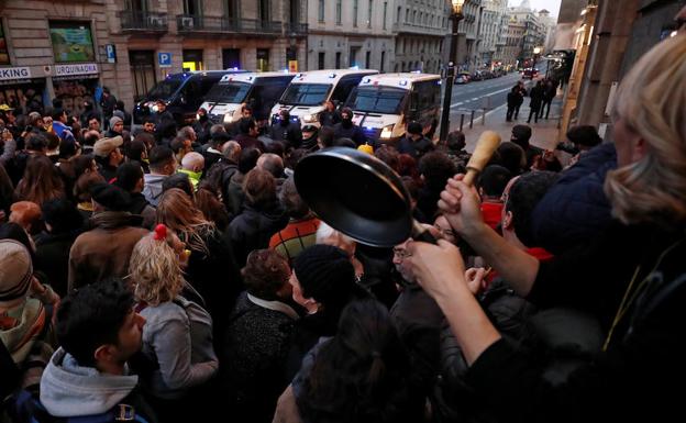 Cacerolada contra la presencia de Felipe VI en Cataluña