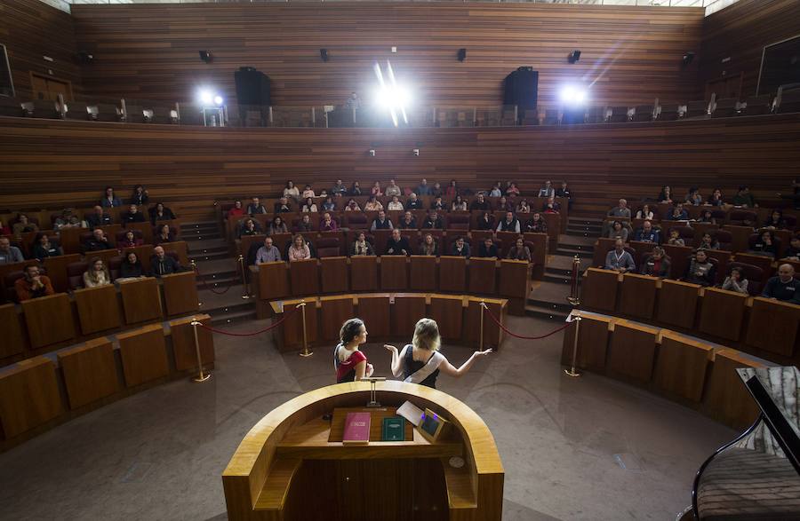 El Parlamento regional conmemora los 35 años del Estatuto de Autonomía con una jornada de puertas abiertas, en la que los ciudadanos, además de conocer las estancias, han podido disfrutar de una representación teatral de la mano del grupo Valquiria Teatro.