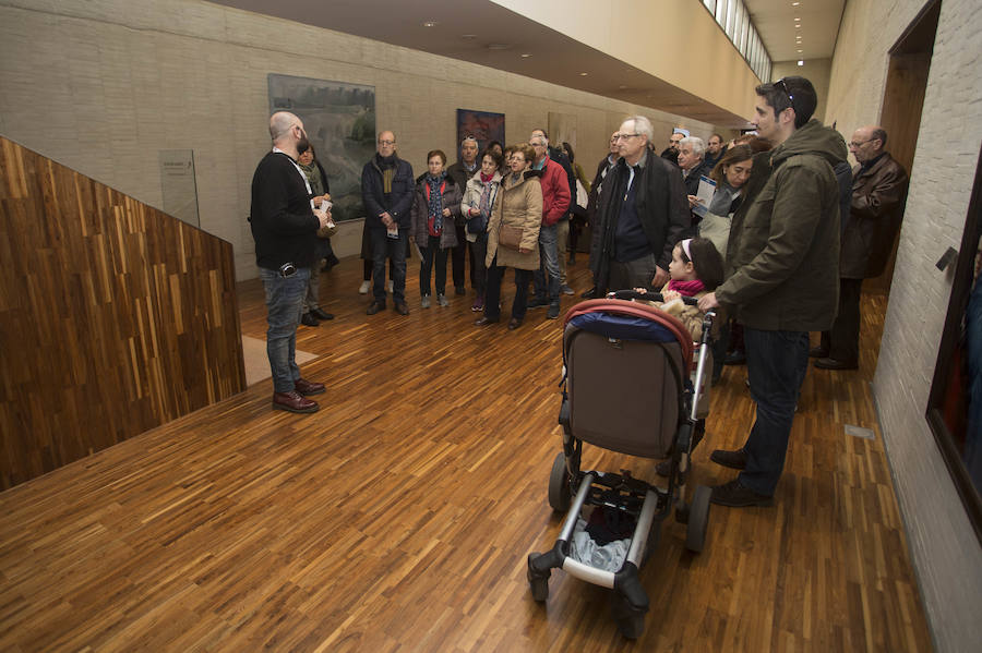 El Parlamento regional conmemora los 35 años del Estatuto de Autonomía con una jornada de puertas abiertas, en la que los ciudadanos, además de conocer las estancias, han podido disfrutar de una representación teatral de la mano del grupo Valquiria Teatro.