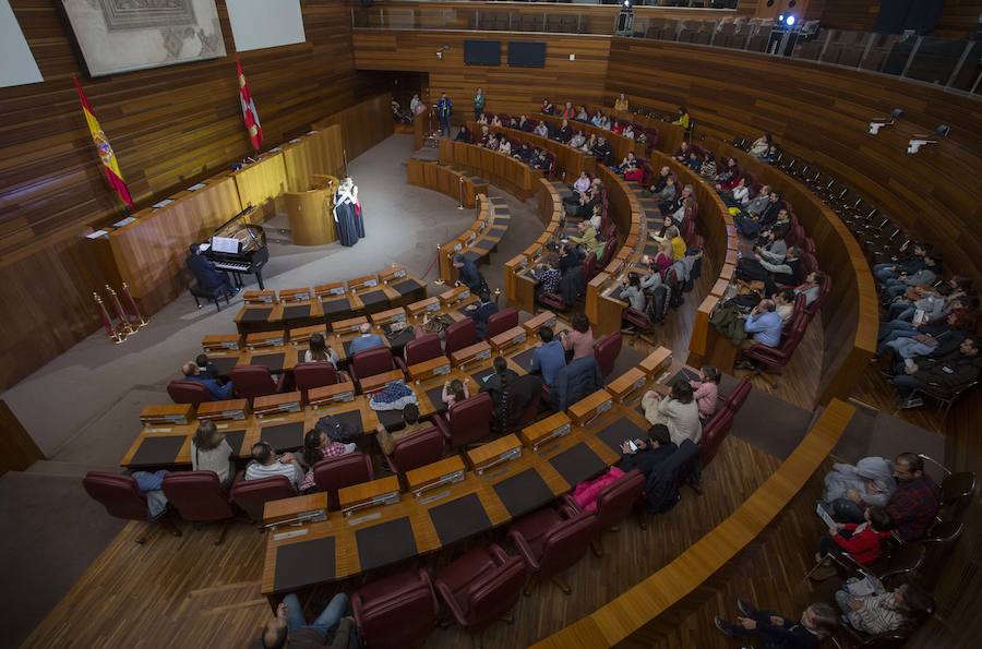 El Parlamento regional conmemora los 35 años del Estatuto de Autonomía con una jornada de puertas abiertas, en la que los ciudadanos, además de conocer las estancias, han podido disfrutar de una representación teatral de la mano del grupo Valquiria Teatro.