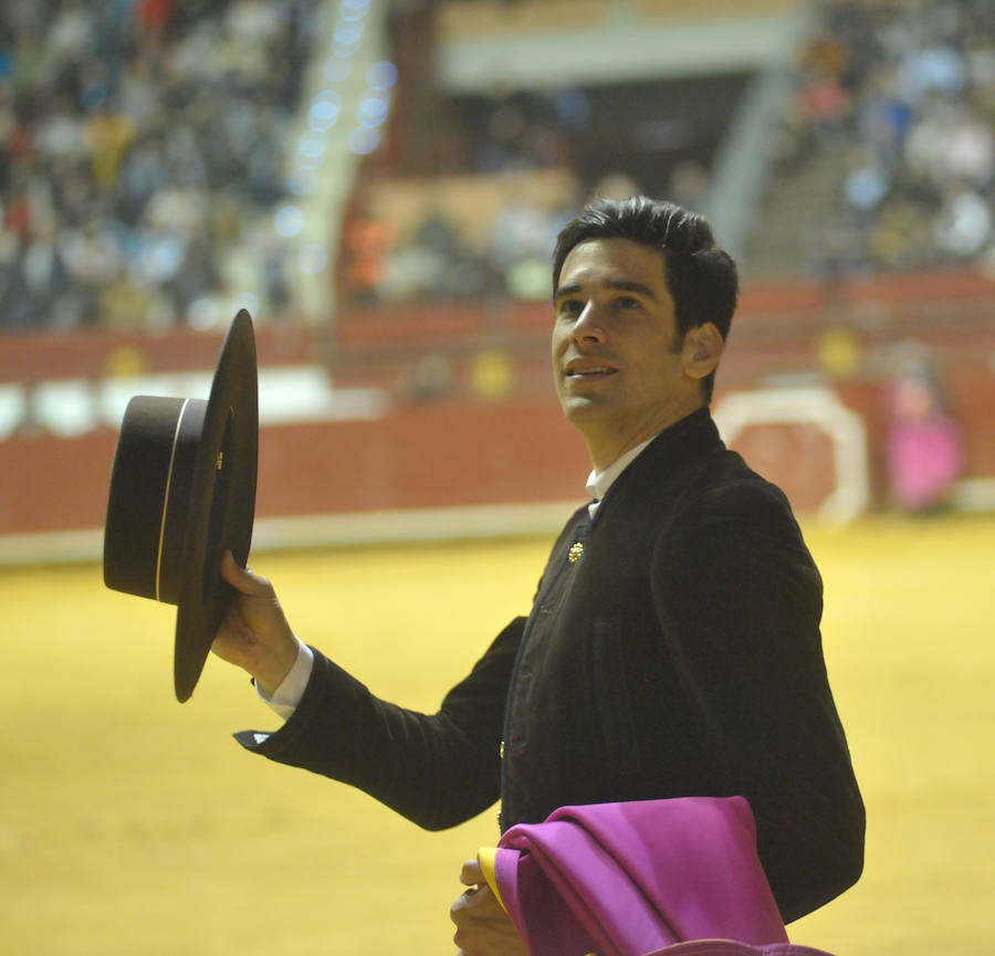 El Festival Taurino de Arroyo se saldó con ocho orejas, dos para Ventura, Padilla, El Fandi y López Simón. No tuvo fortuna Cayetano Rivera y se llevó un buen susto la novillera Rocío Romero, que pese a lo aparatoso del percance solo sufrió un esguince de tobillo. 