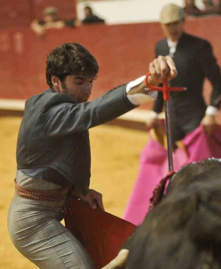 El Festival Taurino de Arroyo se saldó con ocho orejas, dos para Ventura, Padilla, El Fandi y López Simón. No tuvo fortuna Cayetano Rivera y se llevó un buen susto la novillera Rocío Romero, que pese a lo aparatoso del percance solo sufrió un esguince de tobillo. 