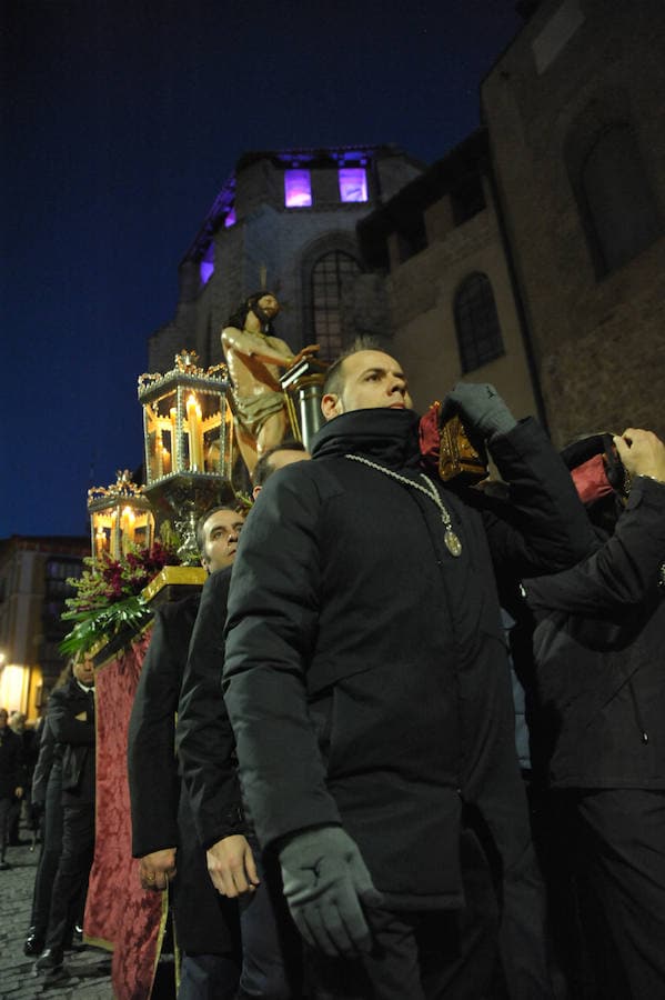 Decenas de fieles se dieron cita el sábado en el Via Crucis de la Sagrada Pasión de Cristo que sacó a hombros la imagen de Nuestro Padre Jesús Flagelado.