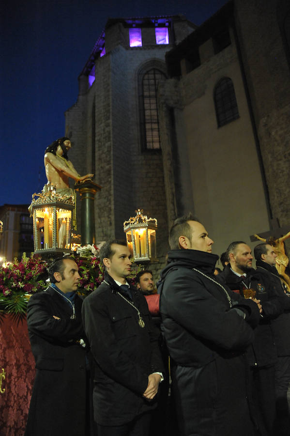 Decenas de fieles se dieron cita el sábado en el Via Crucis de la Sagrada Pasión de Cristo que sacó a hombros la imagen de Nuestro Padre Jesús Flagelado.