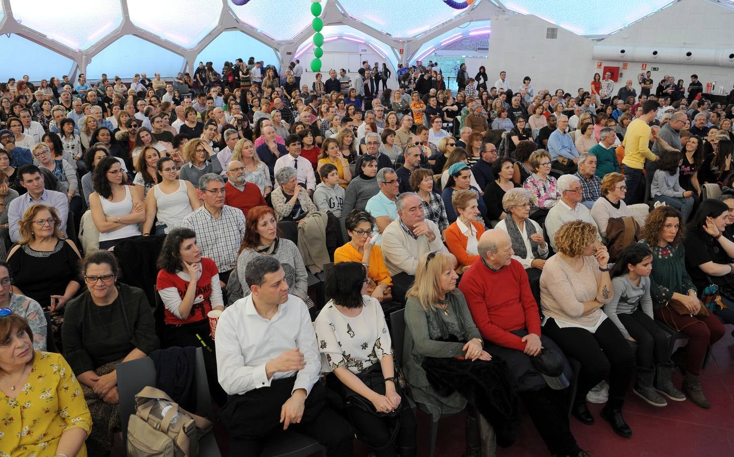 Más de un centenar de bailarines, procedentes de distintas escuelas de la capital, se dieron cita en el escenario de la Cúpula del Milenio