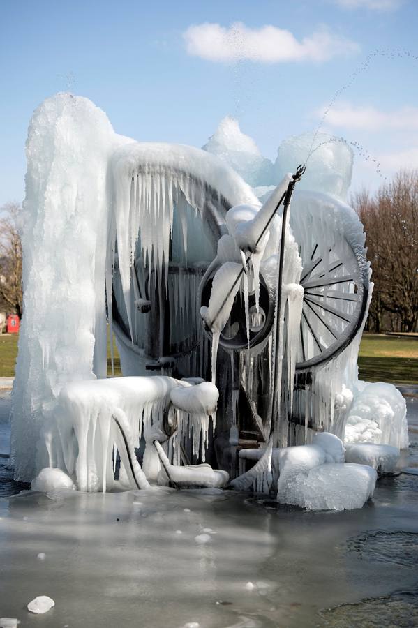 La escultura 'Joe Siffert' del artista Jean Tinguely completamente cubierta por el hielo, en Freiburg, Suiza.