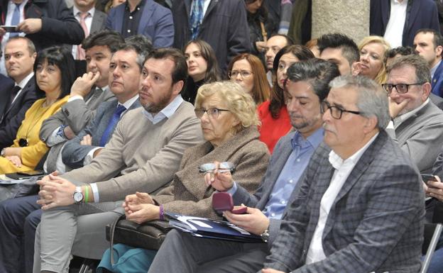 Óscar Puente, en el centro, junto a la alcaldesa de Madrid, Manuela Carmena.