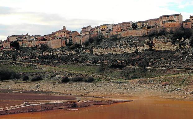 Vista de Maderuelo y del puente medieval en la cola del embalse de Linares. 