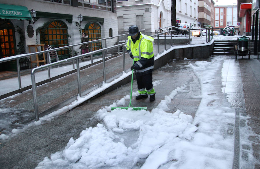 Fotos: Limpieza de calles tras la nevada