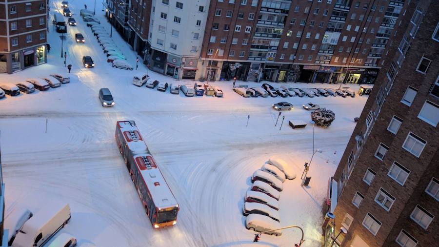 Las prediciciones se han cumplido y la provincia y la capital han amanecido cubiertas de un manto blanco, generandpo numerosas complicaciones en calles y carreteras.