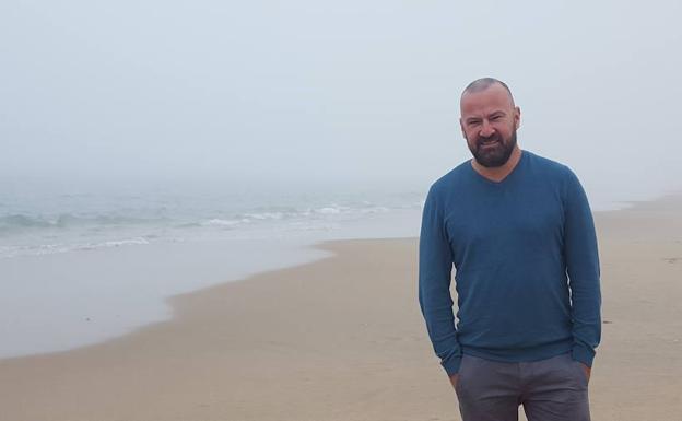 Salvador Navarro, en la playa de Conil de la Frontera. 