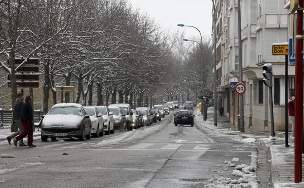 Tráfico con las calles nevadas en la capital palentina. 