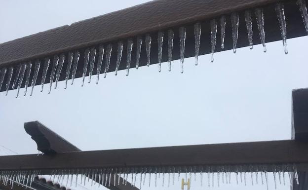 Carámbanos, en el exterior de un establecimiento de Dueñas, esta mañana. 