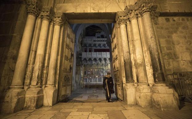 Un devoto visita la iglesia del Santo Sepulcro en la ciudad vieja de Jerusalén.