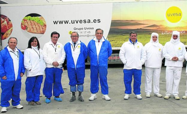 Los participantes en la visita, con las prendas de protección, en el exterior de las instalaciones de Uvesa de Cuéllar. 