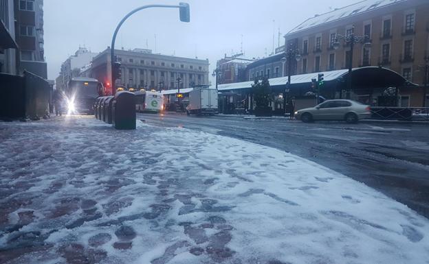 Restos de la nevada a primera hora del miércoles en la Plaza de España de Valladolid