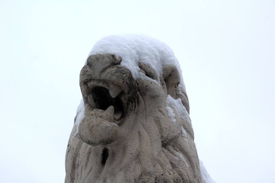 Fotos: La nieve &#039;asalta&#039; la capital leonesa