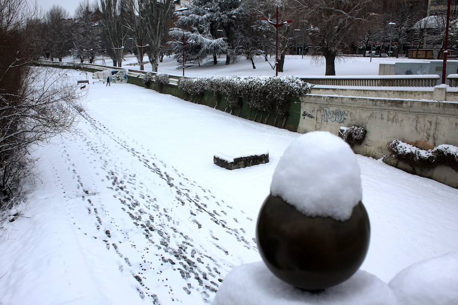 Fotos: La nieve &#039;asalta&#039; la capital leonesa