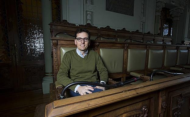 Pedro Herrero, en su silla de portavoz del Grupo Municipal Socialista. 