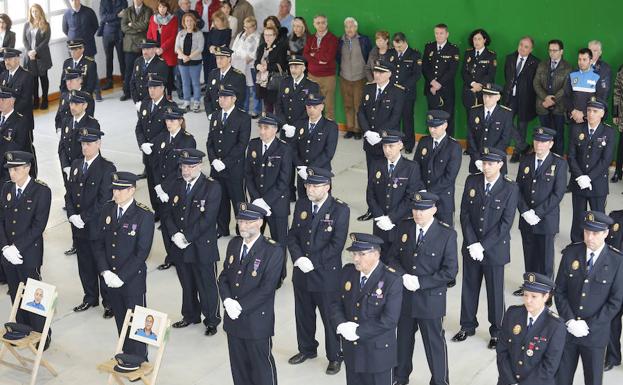 Formación de la Policía Local ayer en el gimnasio del Cuartel de Palencia durante el acto de celebración de la fiesta del Santo Ángel de la Guarda, patrón del Cuerpo.