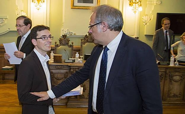Pedro Herrero conversa con Martínez Bermejo, quien le apodó Pedro Navajas. 