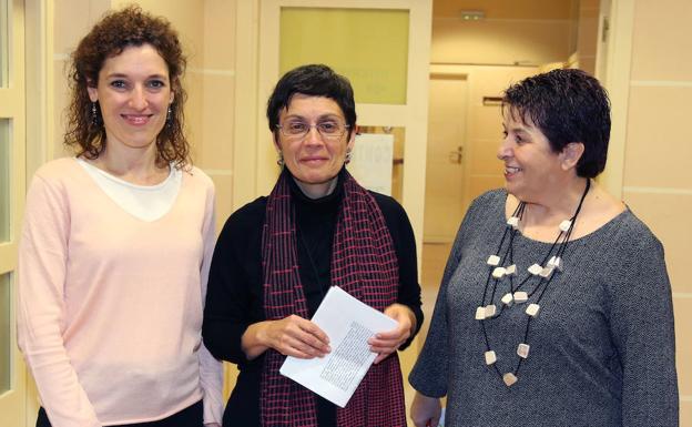 Noelia Gómez (i), ayer junto a Marifé Santiago y Clara Luquero. 