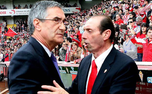Quini y Paco Santamaría, delegados del Sporting y el Real Valladolid, se saludan en un partido en Zorrilla.