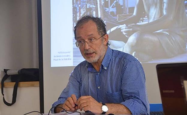 En una conferencia sobre el PGOU en un centro cívico, al que él y otros concejales llegaron calados tras encontrarse con una tromba de agua en la calle. 