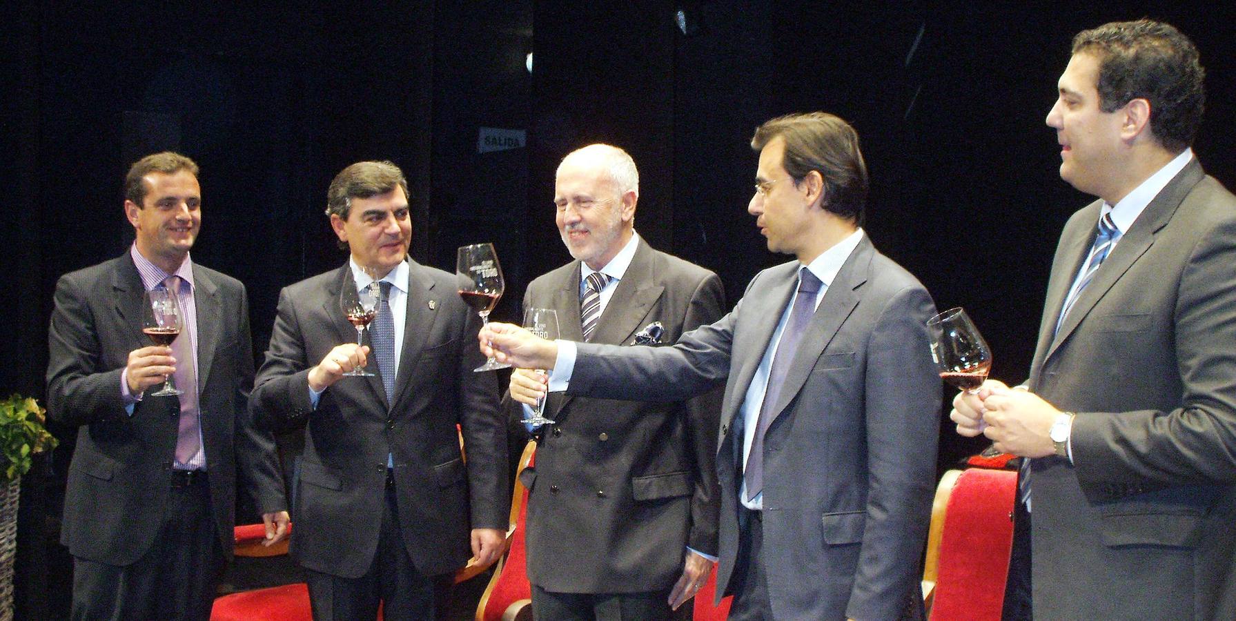 08.10.08 Martínez Maillo (d), López Cobos, Jesús Sedano y Amancio Moyano, brindan tras el pregón de la Fiesta de la Vendimia de Toro (Zamora.